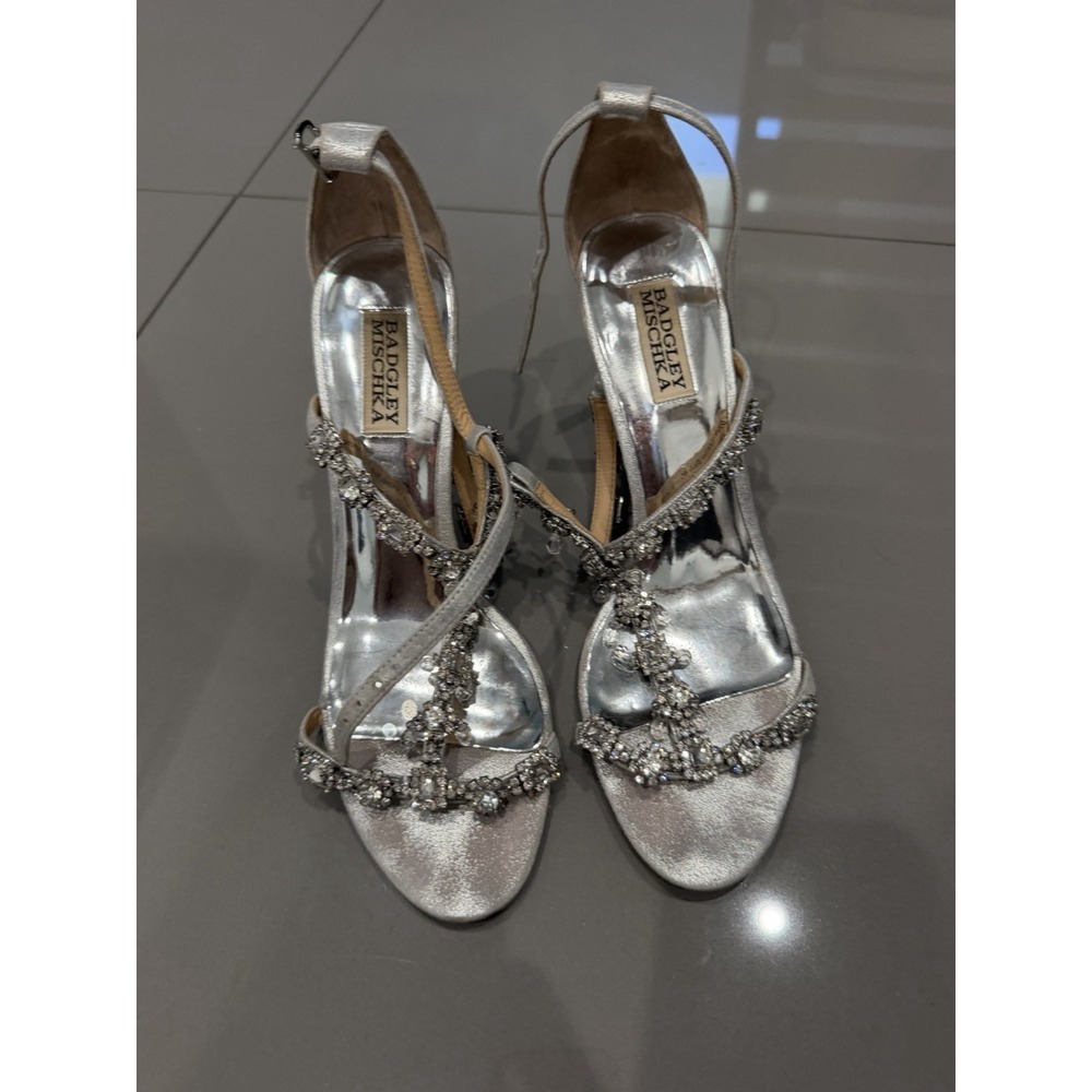 Badgley Mischka Silver T Strap Dress Sandals Size 81/2 Crystal Embellishments